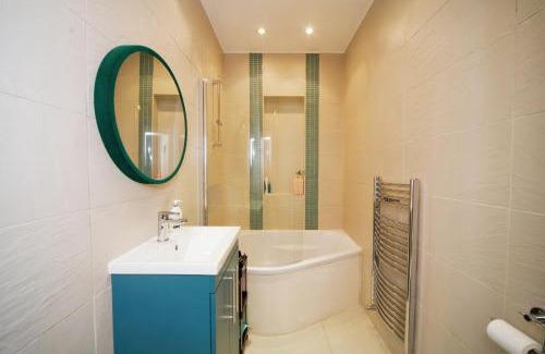 Belsize Park Apartment | Chic 2BD Flat 12 Mins from Hampstead Heath