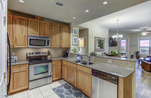 Horseshoe Bay House | Chic 2BD with Balcony Pool Hot Tub & Marina Views