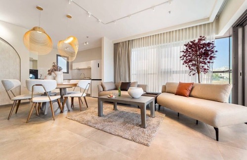 Mea She'arim Condo | Chic 2BDR Parking/Terrace In City Center