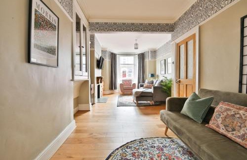 Roath Apartment | Chic 3 Bedroom House - Sleeps 8 - Close to Centre