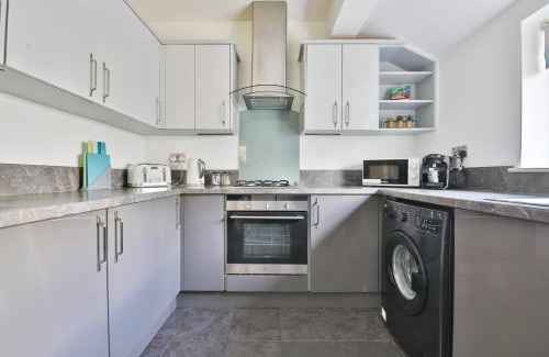 Roath Apartment | Chic 3 Bedroom House - Sleeps 8 - Close to Centre