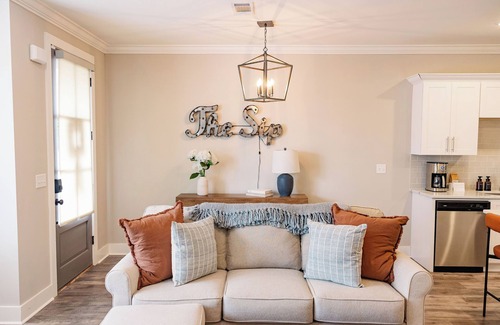 Oxford House | Chic 3BR Oxford Townhome – 2 Mi to Ole Miss + Pool