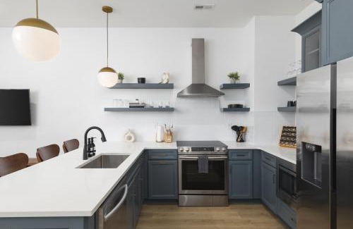 Cleveland Park Apartment | Chic 5 Bed, 2 Bedroom Free Parking - 3 miles to Broadway