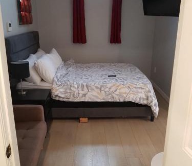 Hamilton Apartment | Chic and Cozy Bachelor Suite