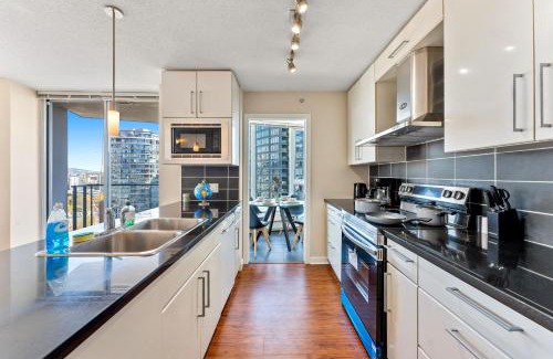 Crosstown Apartment | Chic and Spacious 2-Bedroom Condo in the Heart of Downtown Vancouver