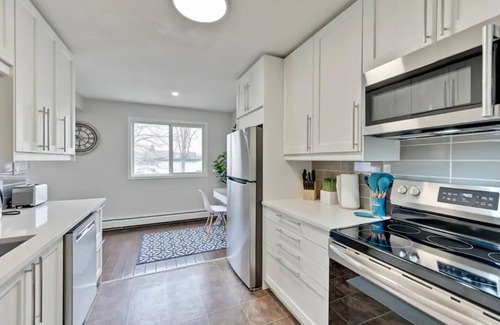 Southwest Edmonton House | Chic and Spacious 3-BDRM Retreat near U of A