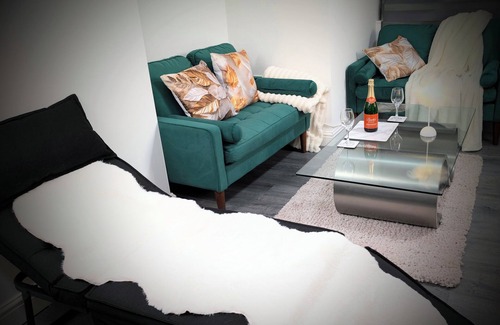 Manchester Apartment | Chic Apartment in Manchester Sleeps 5