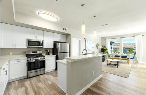 Sparks Apartment | Chic Apt w Jacuzzi Pool BBQ Mountain Views