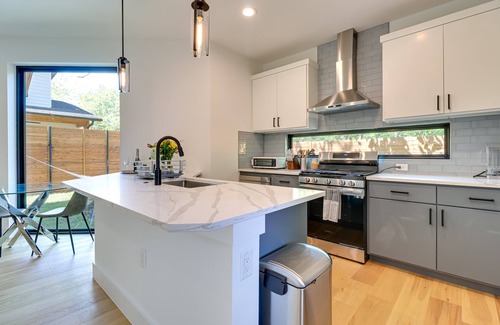 South Manchaca House | Chic Austin House w/Spacious Backyard & Hammock