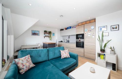 Tooting Apartment | Chic City 1 Bedroom Apartment with Balcony Views
