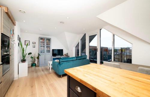 Tooting Apartment | Chic City 1 Bedroom Apartment with Balcony Views