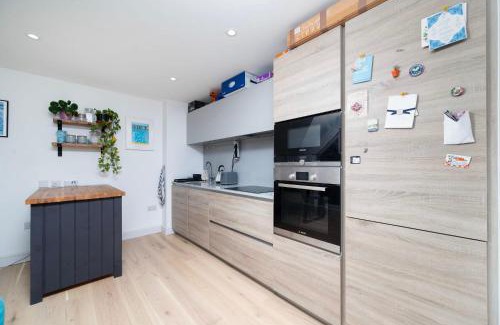 Tooting Apartment | Chic City 1 Bedroom Apartment with Balcony Views