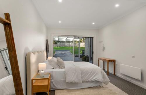 Cowes House | Chic Coastal Retreat 3 Bdr Close to Beach