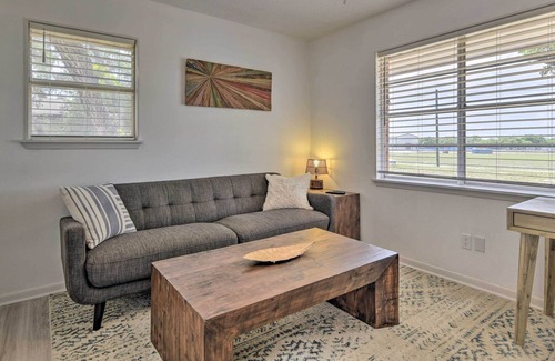 Ingleside Condo | Chic Condo w/ Screened Patio ~ 13 Mi to Beach