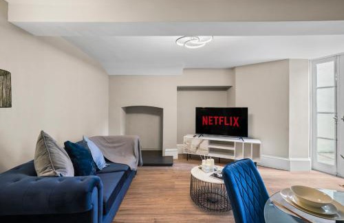Wakefield Apartment | Chic & Contemporary Apartment with Patio - Parking