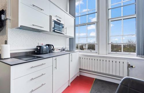 Dudley Apartment | Chic, Cosy Hotel in Centre with Parking