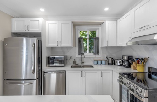 Humber Bay House | Chic & Cozy 3 BD/2 BA House w/Free Parking