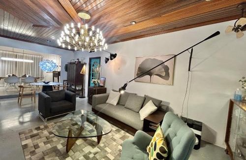 Tunku Apartment | Chic Designer Family Rooms near LRT SS1 PJ