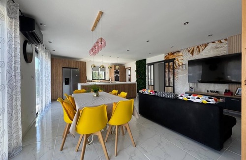 Saint-Genies-de-Comolas Villa | Chic getaway in VILLA LUMINA, 4/5 people.