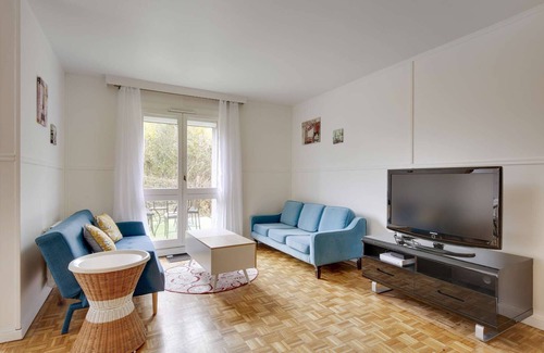 Guyancourt House | Chic house with babyfoot and gym