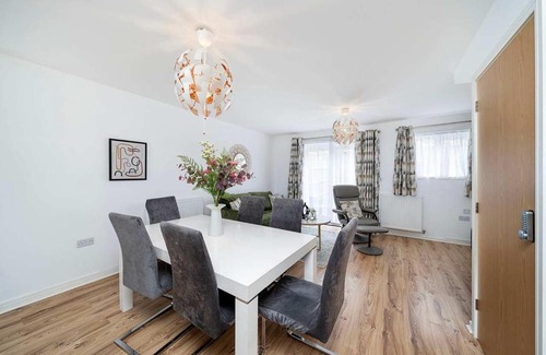 Gravesend House | Chic House With Parking And Private Garden