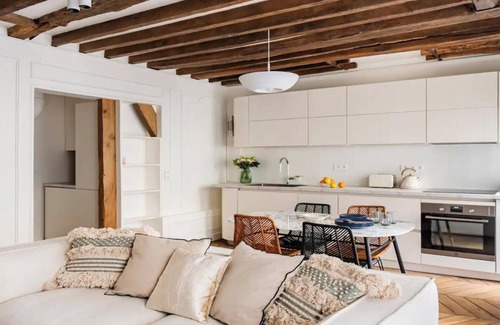 Les Iles Apartment | CHIC ISLAND HAVEN: SEINE-SIDE SERENITY, A PARISIAN RETREAT ON ÎLE SAINT-LOUIS