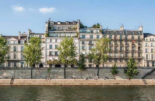 Les Iles Apartment | CHIC ISLAND HAVEN: SEINE-SIDE SERENITY, A PARISIAN RETREAT ON ÎLE SAINT-LOUIS