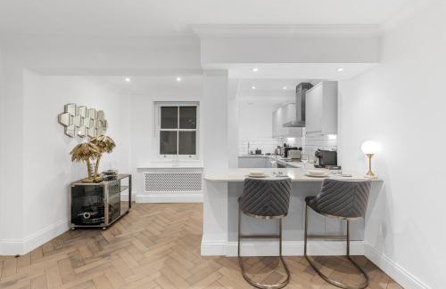 Campden Apartment | Chic Kensington Residence