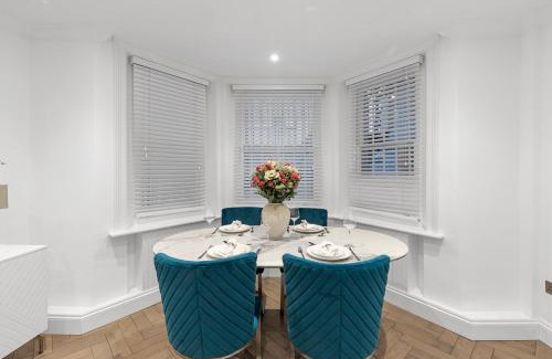 Campden Apartment | Chic Kensington Residence