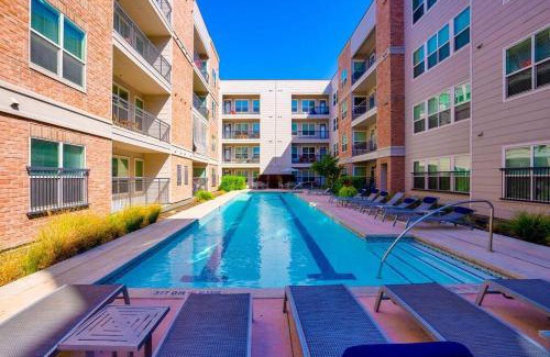 Terrell Heights Apartment | Chic King Bed Desk w/Pool