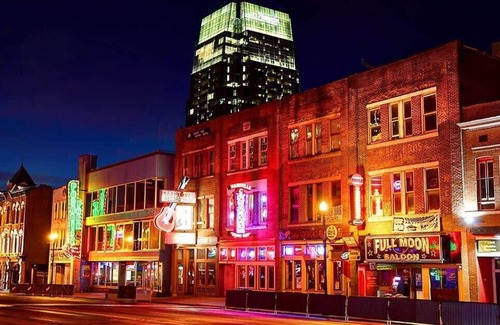 Paradise Apartment | Chic King Double Hotel Suite in Downtown Nashville
