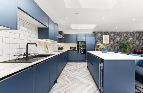 Headingley Apartment | Chic Large Leeds Apartment - Parking