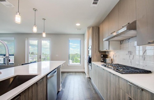 Greater Heights Apartment | Chic Modern 2 BR in Houston Heights by Stay Gia