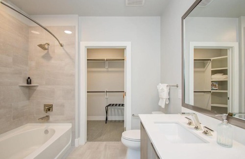 Greater Heights Apartment | Chic Modern 2 BR in Houston Heights by Stay Gia