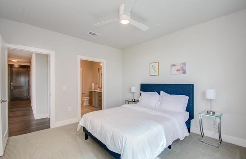 Greater Heights Apartment | Chic Modern 2 BR in Houston Heights by Stay Gia