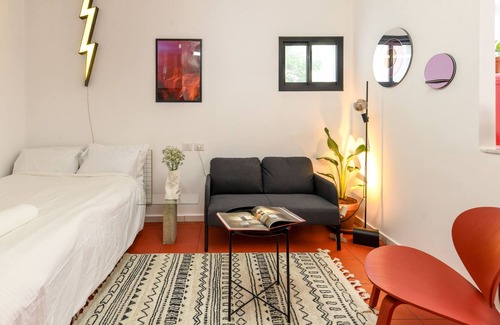 Haifa Apartment | Chic Red Studio near Talpiot Market