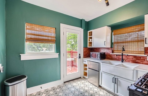 Oak Cliff Apartment | Chic Retreat in Historic Oak Cliff – Cozy&Central!