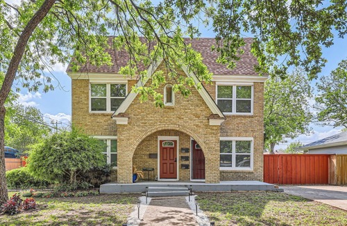 Oak Cliff Apartment | Chic Retreat in Historic Oak Cliff – Cozy&Central!