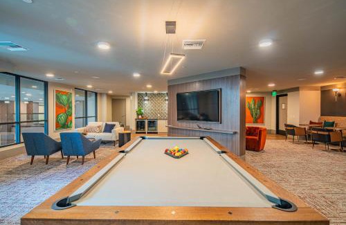 North Scottsdale Apartment | Chic Retreat Near Kierland Golf Pool Gym Washer DryerD