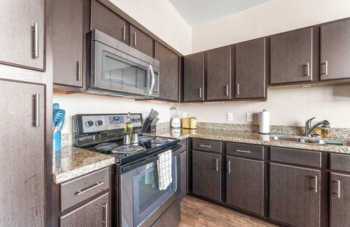 Pleasant Valley Apartment | Chic SoCo 1BR King Suite w/GymPickleballLaundry