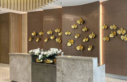 San Antonio Apartment | Chic Studio in Lush Residences Near Circuit Makati