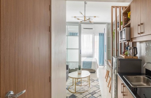 San Antonio Apartment | Chic Studio in Lush Residences Near Circuit Makati