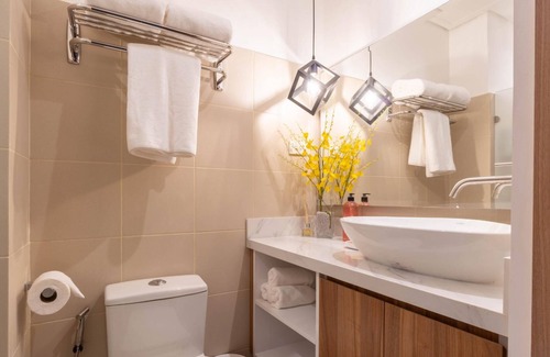 San Antonio Apartment | Chic Studio in Lush Residences Near Circuit Makati