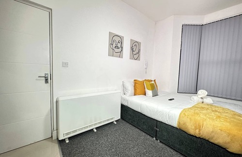 Kidderminster Apartment | Chic Studio Retreat in Kidderminster