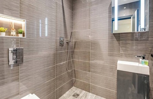 Frognal and Fitzjohns Apartment | Chic Studio w/Outdoor Space -Excellent Location