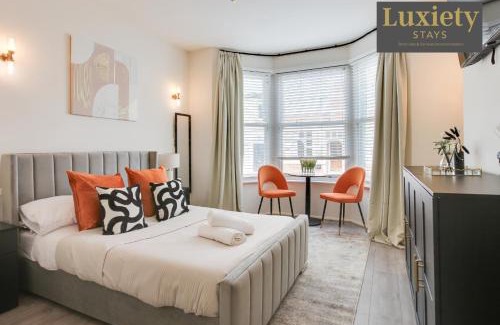 Southend-on-Sea Apartment | Chic & Stylish Studio City Centre Nr High St by Luxiety Stays