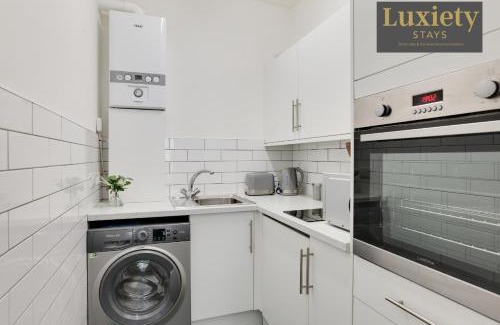 Southend-on-Sea Apartment | Chic & Stylish Studio City Centre Nr High St by Luxiety Stays
