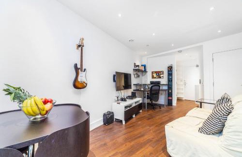 Highbury West Apartment | Chic Sun-Filled 1 BDR Apt with Private Terrace