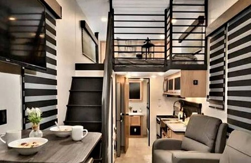 Quitman Cabin | Chic Tiny House with Lofted Interior Perfect for a Family Escape in Texas