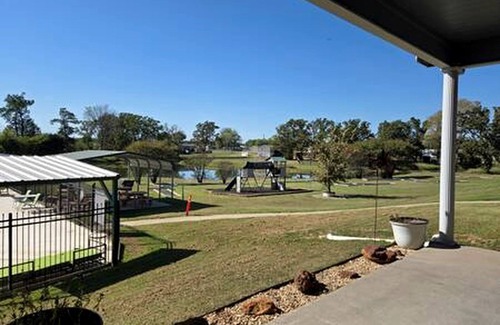 Quitman Cabin | Chic Tiny House with Lofted Interior Perfect for a Family Escape in Texas